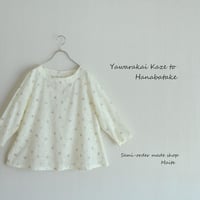 刺繍とプリントの花柄プルオーバー
