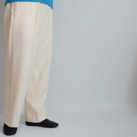 滑らかツイルのストレートパンツ　オフホワイト