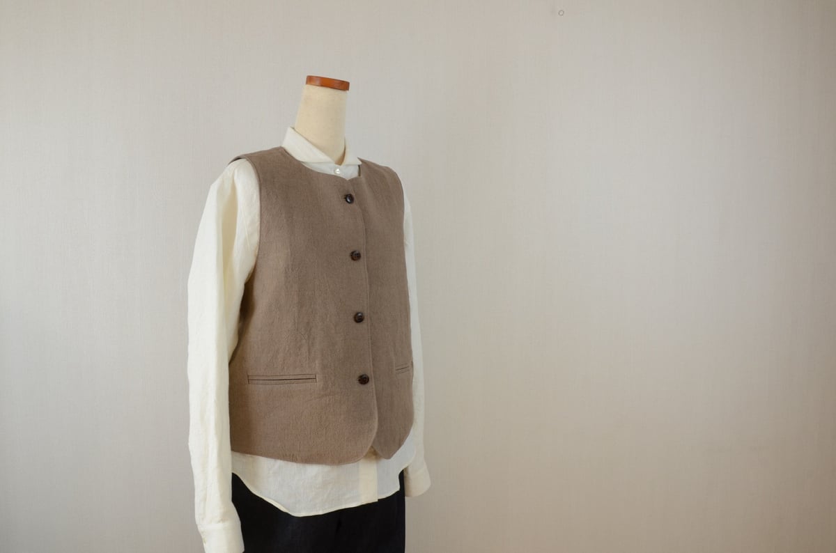 麻ウールのノーカラーベスト モカ | セミオーダーのお店 Maite