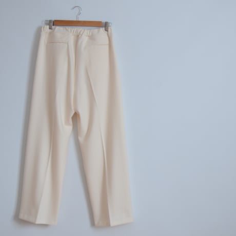 滑らかツイルのストレートパンツ　オフホワイト