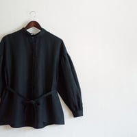 比翼仕立てのスタンドカラーブラウス（黒）