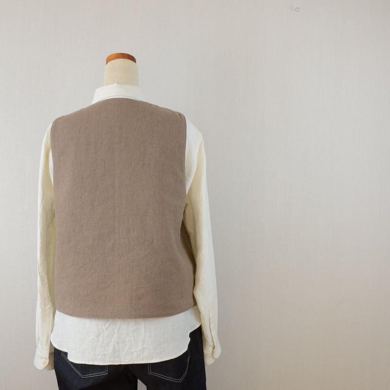 麻ウールのノーカラーベスト モカ | セミオーダーのお店 Maite (まいて)