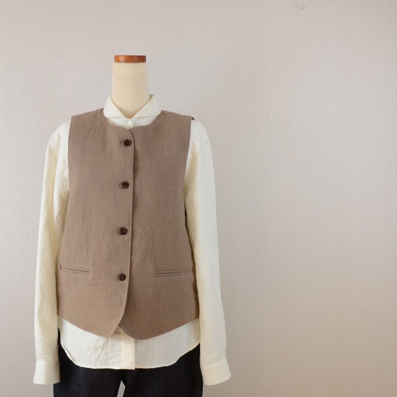 麻ウールのノーカラーベスト モカ | セミオーダーのお店 Maite (まいて)