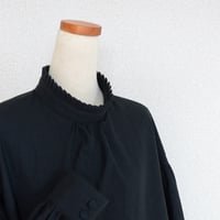 ピンタックえりのプルオーバーブラウス　ブラック　大人のナチュラルブラウス　上品な立ち襟