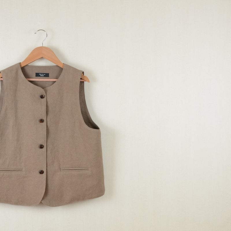 麻ウールのノーカラーベスト モカ | セミオーダーのお店 Maite (まいて)