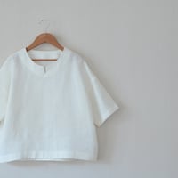 スリットネックの白カットソー　リネン100％