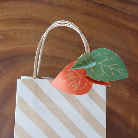 TAGGED GIFT TIE Leaf B