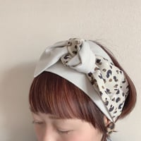 ribbon turban / Leopard dots × T-shirt
