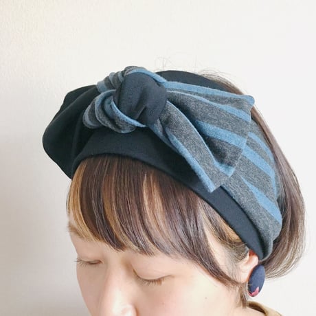 ribbon turban / gray white border × T-shirt black