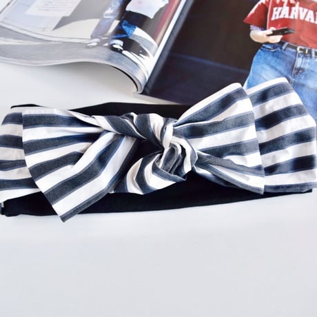 ribbon turban / gray white border × T-shirt black