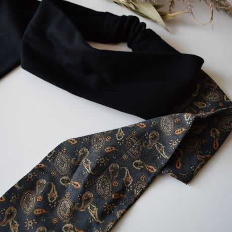 paisley green × T-shirt dark gray  or black / ribbon turban