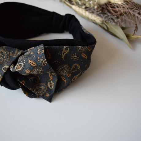 paisley green × T-shirt dark gray  or black / ribbon turban