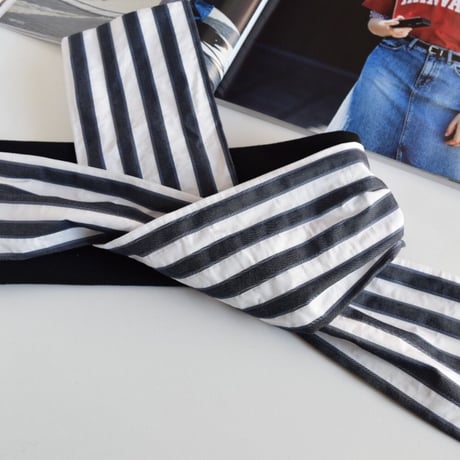 ribbon turban / gray white border × T-shirt black