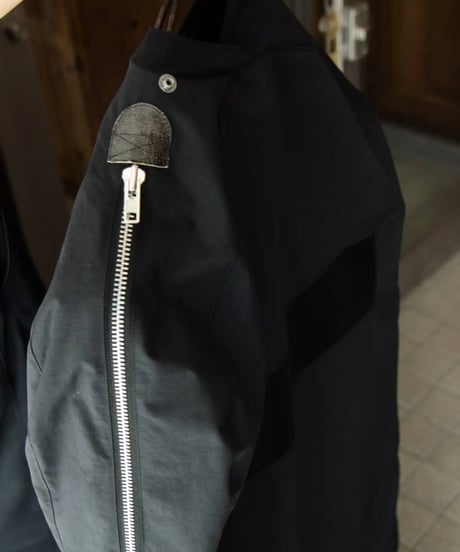 NL "Garment case" With ferric iron hanger.