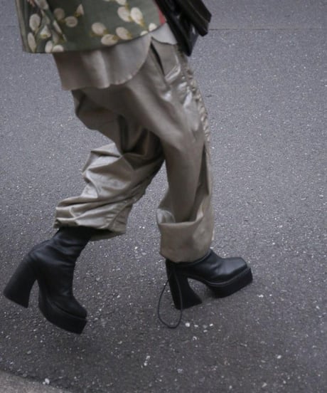 k.j dan "Heel back zip boots"