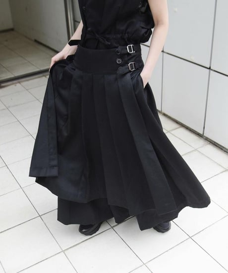 WILDFRÄULEIN "Pleated skirt with hakama pants" Black.