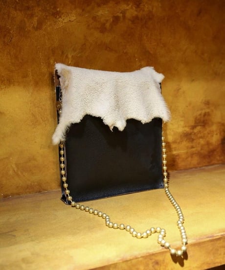 WILDFRÄULEIN "Pearl lamb × Saddle leather pouch"