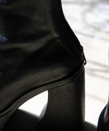 k.j dan "Heel back zip boots"