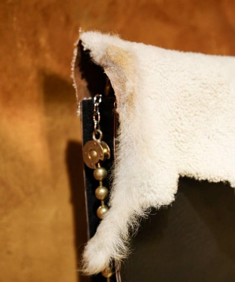 WILDFRÄULEIN "Pearl lamb × Saddle leather pouch"