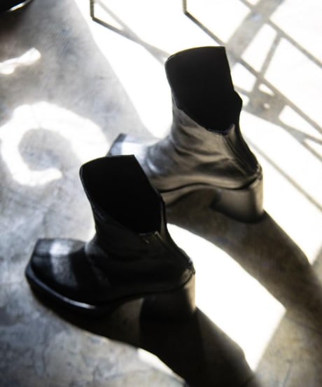 k.j dan "Heel back zip boots"