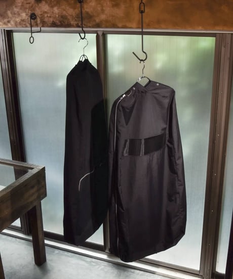 NL "Garment case" With ferric iron hanger.