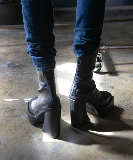 k.j dan "Heel back zip boots"