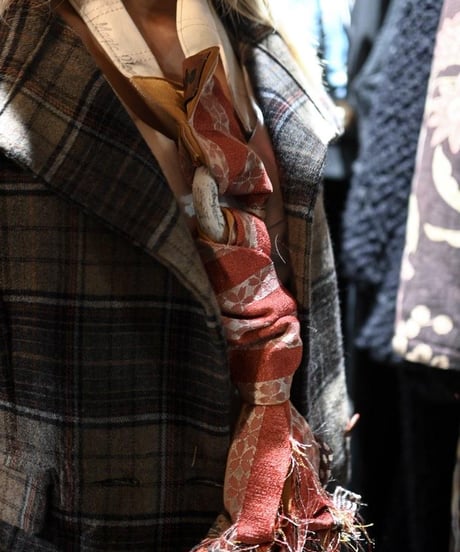 Gauche "Decorate neck tie"