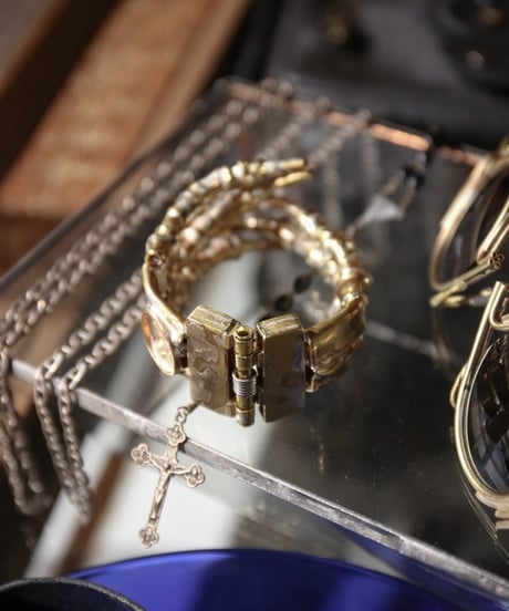 ferric "Skulls hands bangle"