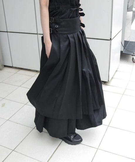 WILDFRÄULEIN "Pleated skirt with hakama pants" Black.