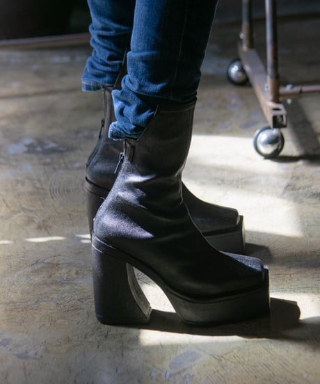 k.j dan "Heel back zip boots"