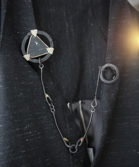 Ferric "Triangle bone cast broach" Black toramalli.