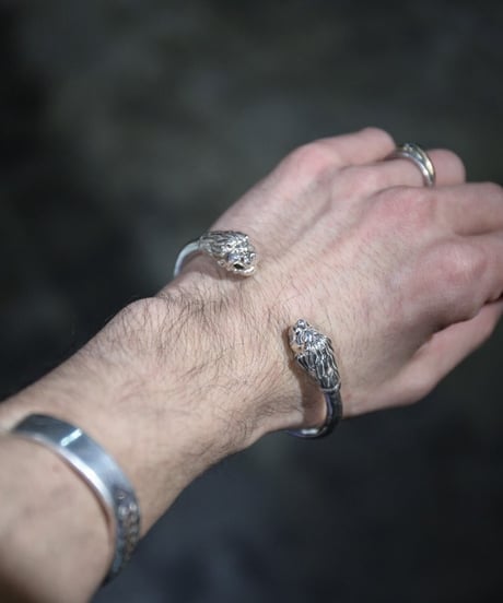 WILDFRÄULEIN "Twin lion' heads bangle" 999silver.