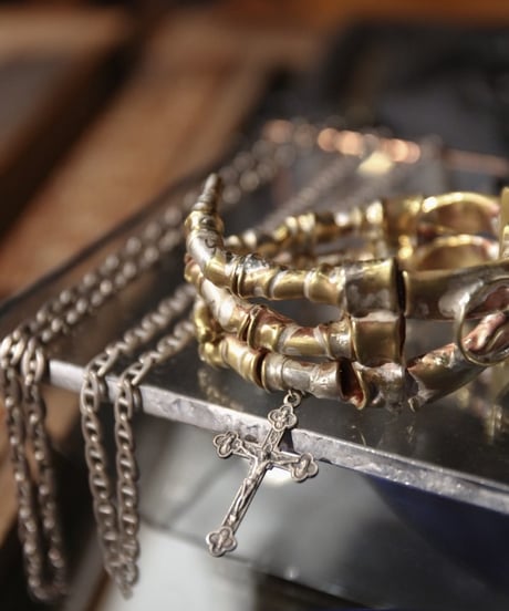 ferric "Skulls hands bangle"