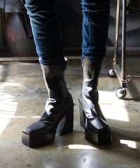 k.j dan "Heel back zip boots"