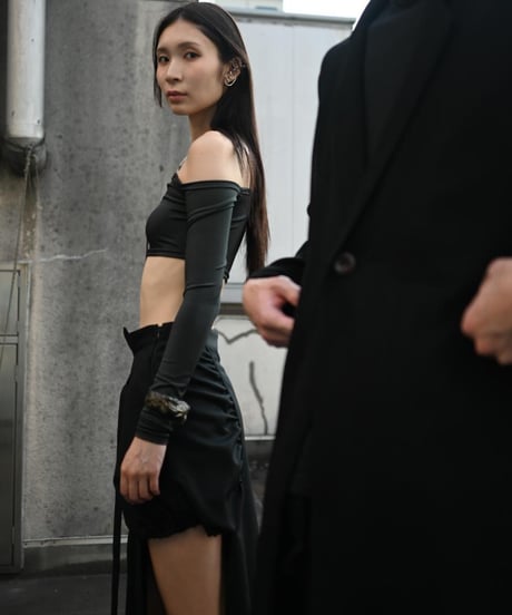 トップス LOHEN SHOULDER SLIT CUTSEW black LOHEN SHOULDER SLIT CUTSEW black