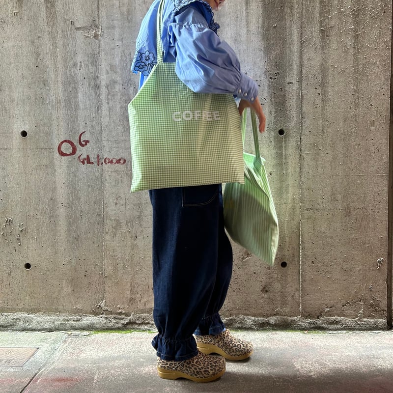 cafe shimaのオリジナルのカバン グリーンチェック生地×白ロゴ文字