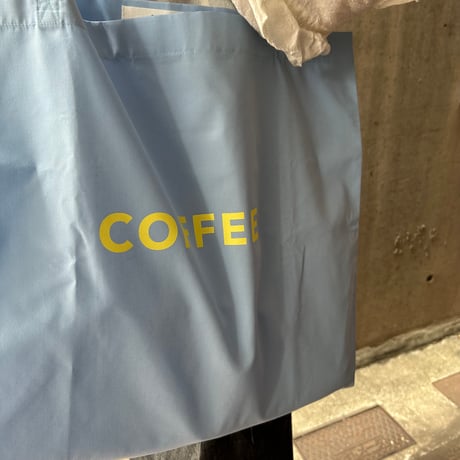 cafe shimaのオリジナルのカバン　  水色生地×黄色ロゴ文字