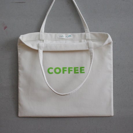 cafe shimaのオリジナルのカバン　白コーディロイ太畝生地　×  グリーン色ロゴ文字