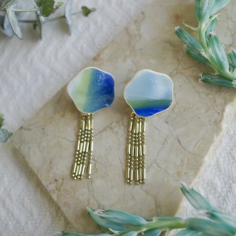 ガラスと真鍮チェーンの耳にぴったりするイヤリング　 Glass and brass chain Clip-on earrings