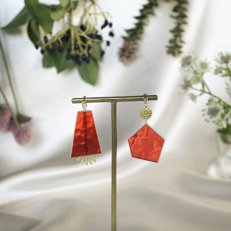 色とりどりのガラスと真鍮パーツのピアス（金具変更可能タイプ）　Colourful glass and brass charm earrings