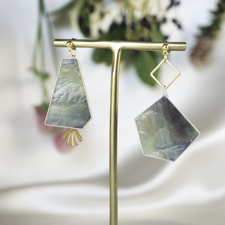 色とりどりのガラスと真鍮パーツのピアス（金具変更可能タイプ）　Colourful glass and brass charm earrings