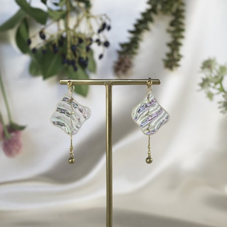 くにゃガラスとチェーンのミニピアス（金具変更可能タイプ）　Mini odd shaped glass and chain earrings