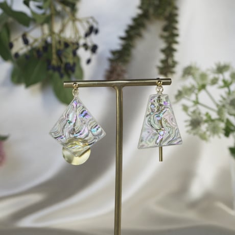 透明ガラスと真鍮パーツのピアス（金具変更可能タイプ）　Clear glass and brass charm earrings