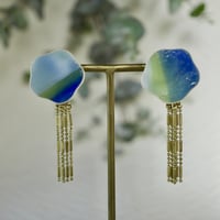 ガラスと真鍮チェーンの耳にぴったりするイヤリング　 Glass and brass chain Clip-on earrings