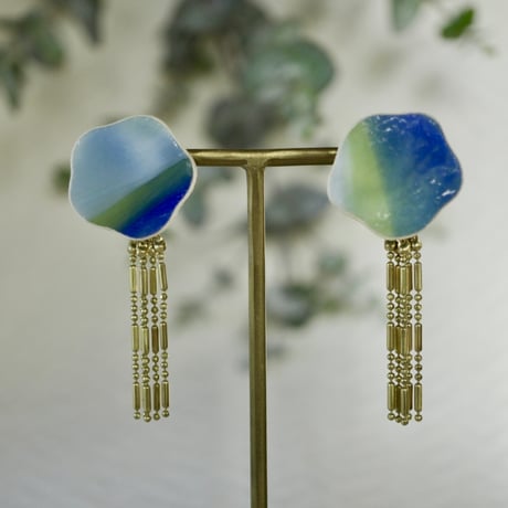 ガラスと真鍮チェーンの耳にぴったりするイヤリング　 Glass and brass chain Clip-on earrings