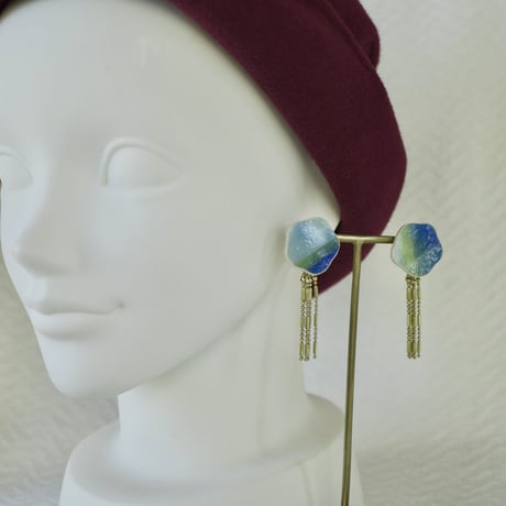 ガラスと真鍮チェーンの耳にぴったりするイヤリング　 Glass and brass chain Clip-on earrings
