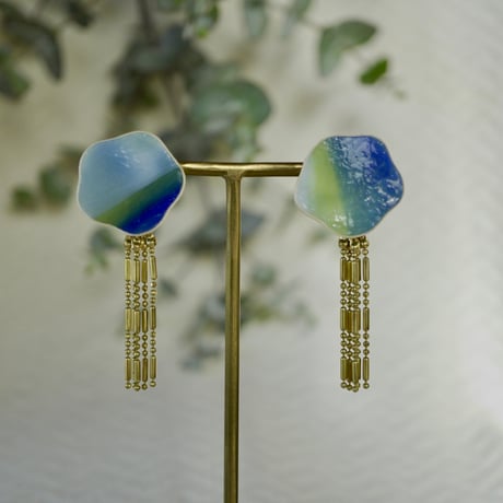 ガラスと真鍮チェーンの耳にぴったりするイヤリング　 Glass and brass chain Clip-on earrings