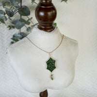 ガラスと真鍮パーツのネックレス　Glass and brass charm Necklace