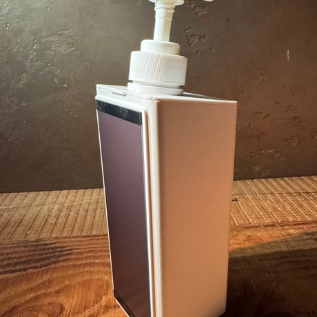 片手で押せるマグネット式の洗剤容器　ホワイト
