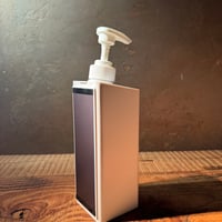 片手で押せるマグネット式の洗剤容器　ホワイト